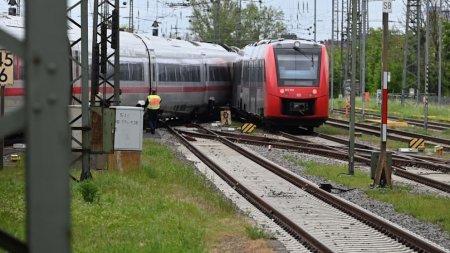 Doua <span style='background:#EDF514'>TRENURI</span> s-au ciocnit in Germania. Sute de pasageri au fost evacuati