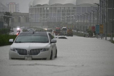 Rupere de nori la Dubai. Aeroport si pista inundate, mall transformat intr-o piscina, limuzine distruse: 