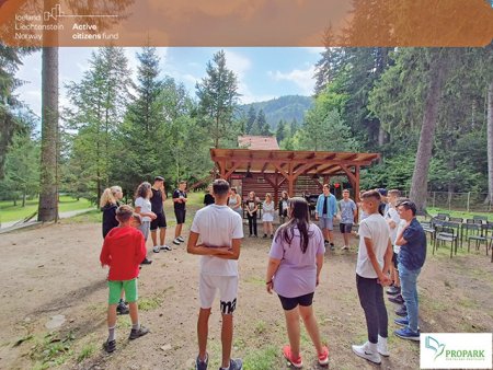 Pagina <span style='background:#EDF514'>VERDE</span>. Un ONG de mediu din Brasov deruleaza un program prin care vrea sa faca tinerii mai constienti si mai implicati in problemele legate de mediu