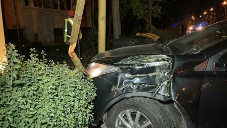 Doua masini s-au ciocnit in Lugoj, iar un <span style='background:#EDF514'>PIETON</span> a decedat. Unul dintre autovehicule a fost proiectat pe trotuar