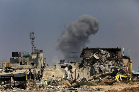 Atac asupra unei tabere de <span style='background:#EDF514'>REFUGIAT</span>i din centrul Fasiei Gaza. Cel putin 13 oameni au murit, inclusiv copii