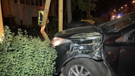 O femeie a fost <span style='background:#EDF514'>UCIS</span>a pe trotuar, in Lugoj, dupa un accident teribil intre doua masini
