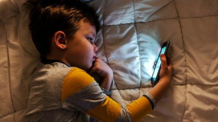 Cat de periculoase pot fi telefoanele mobile si retelele sociale pentru copii. Solutii pentru <span style='background:#EDF514'>PARINTI</span>