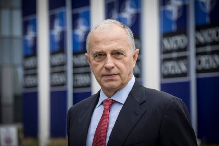 Sondaj: Mircea Geoana, favoritul celor cu cetatenie romana din Republica Moldova pentru alegerile prezidentiale
