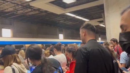 Incident la metrou, in Bucuresti: sute de oameni au fost evacuati dintr-un tren | Metrorex: Un calator a fost la originea incidentului!