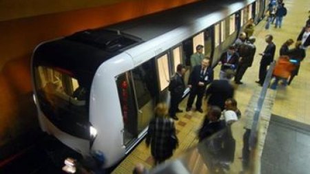 Alerta la metrou! Un calator a <span style='background:#EDF514'>FORTA</span>t usile, in Piata Unirii. Calatorii au fost debarcati
