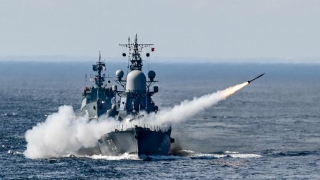 Navele de razboi ale Marinei SUA au d<span style='background:#EDF514'>OBOR</span>at rachete iraniene cu o arma pe care nu au mai folosit-o niciodata in lupta