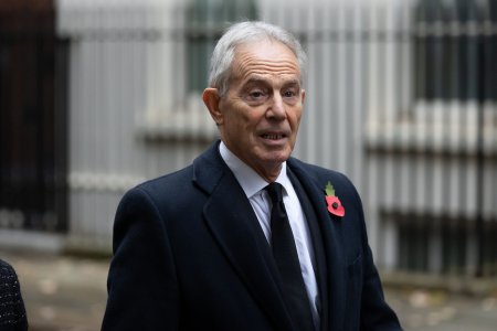 Un fel de profet pentru <span style='background:#EDF514'>POPOR</span>ul nostru. Kosovarii ii fac statuie fostului premier britanic Tony Blair FOTO