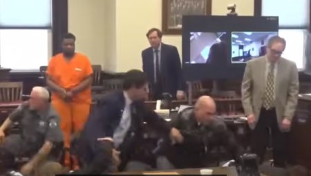 <span style='background:#EDF514'>BATAI</span>e intr-un tribunal din SUA, dupa ce familia unei tinere care a fost ucisa cu 100 de lovituri de cutit l-a atacat pe inculpat | VIDEO