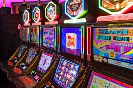 Presedintele Klaus Iohannis a promulgat legea privind jocurile de noroc / Actul normativ interzice pacanelele in localitatile mici