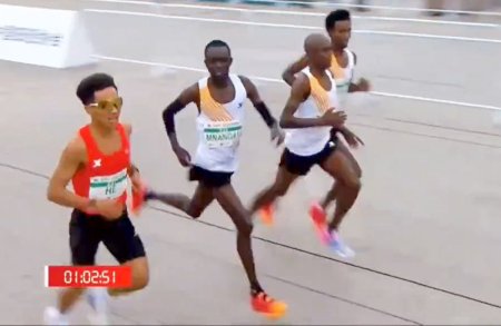 Momente BIZARE la semimaraton! Cei 3 <span style='background:#EDF514'>AFRICA</span>ni din frunte se dau la o parte pentru un chinez: Nu eram acolo sa concurez