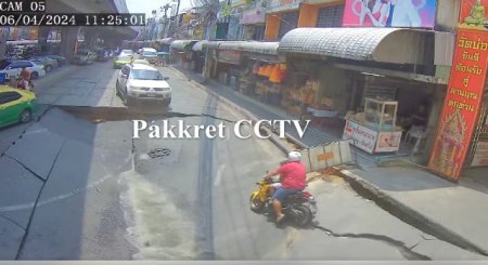 Mai multe masini sunt la un pas sa cada in crater, iar un motociclist si fetita lui sunt <span style='background:#EDF514'>SALVATI</span> in ultima clipa, dupa ce o strada s-a surpat, in Thailanda | VIDEO