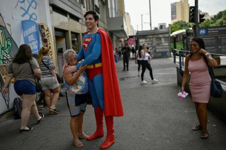 <span style='background:#EDF514'>MAGIA</span> retelelor de socializare il demasca pe adevaratul Superman din Brazilia