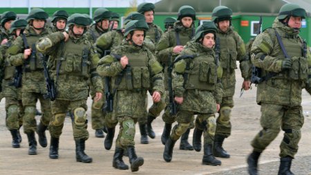 Delir la Kremlin. Rusia ataca Ucraina, dar anunta ca isi retrage trupele de mentinerea pacii dintr-o alta zona a <span style='background:#EDF514'>LUMI</span>i