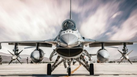 Trei aeronave F-16 Fighting Falcon ale Fortelor Aeriene Regale <span style='background:#EDF514'>OLANDEZE</span> au aterizat la Fetesti | VIDEO