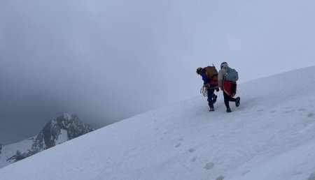 Doi turisti olandezi, salvati de pe munte cu <span style='background:#EDF514'>ELICOPTER</span>ul, de la aproape 3.000 de metri altitudine: Erau in trening si in adidasi