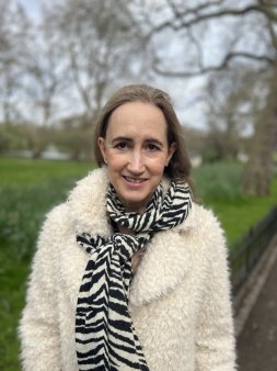 Sophie Kinsella, autoarea britanica cu milioane de <span style='background:#EDF514'>CARTI</span> vandute, are cancer