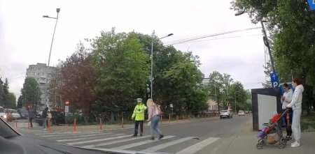 Femeie din Bacau, amendata cu sute de lei pentru ca a vrut sa treaca strada. De ce a sanctionat-o politistul de la Rutiera | VIDEO