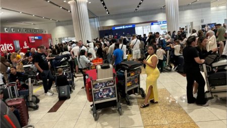 MAE: Doua grupuri de cetateni romani sunt blocate pe Aeroportul din Dubai