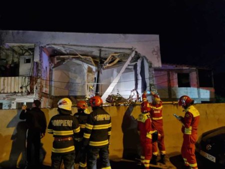 Explozie intr-un bloc din Craiova. O femeie a <span style='background:#EDF514'>MURI</span>t dupa ce un etaj s-a prabusit. Zeci de oameni evacuati