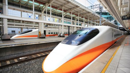 Cum a reusit un <span style='background:#EDF514'>SARPE</span> sa intarzie pentru 17 minute unul dintre faimoasele trenuri-glont din Japonia