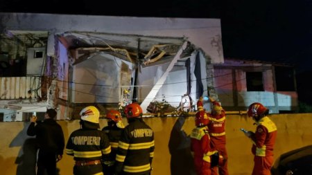 Explozie puternica intr-un bloc din Craiova. Fatada s-a prabusit. A fost activat Planul Rosu. O femeie a <span style='background:#EDF514'>MURI</span>t | FOTO