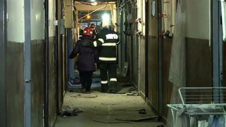 Pompierii continua cautarile sub daramaturi in urma exploziei din Craiova. Momentul deflagratiei violente a fost <span style='background:#EDF514'>FILMA</span>t