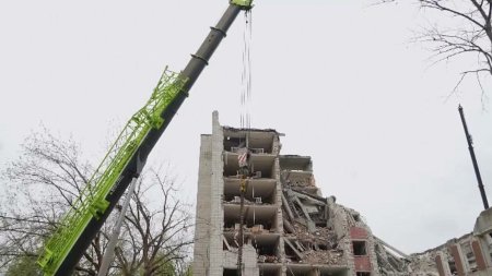 Cel putin 17 oameni au murit in Ucraina, dupa ce <span style='background:#EDF514'>RUSII</span> au distrus cu rachete un bloc de locuinte