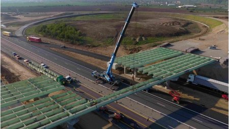 Un pas mai aproape de <span style='background:#EDF514'>INAUGURARE</span>a A0 Sud | AKTOR a montat sectiunea centrala a viitorului pasaj peste A1