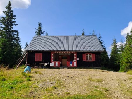 Prima <span style='background:#EDF514'>CABANA</span> montana construita in Romania, in 1880, se afla in judetul Sibiu, la 1.540 m altitudine