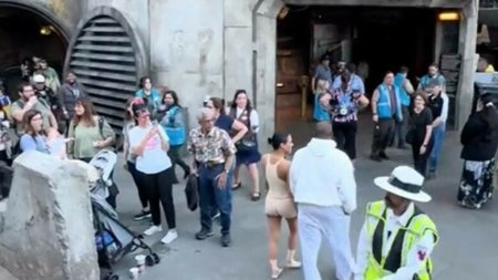 Bianca Censori socheaza cu o noua aparitie. Cum s-a dus la Disneyland alaturi de Kanye <span style='background:#EDF514'>WEST</span>. Au lasat-o asa?. GALERIE FOTO