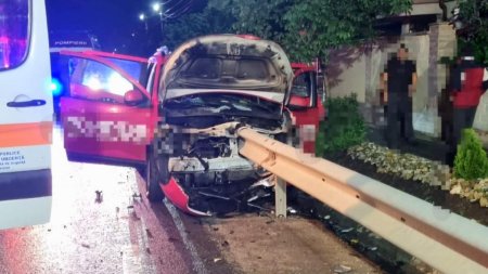 Au scapat cu viata dintr-un accident teribil: O masina cu 3 pasageri a fost strapunsa complet de o balustrada, de la motor si pana la portbagaj