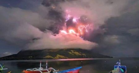 Alerta de tsunami in Indonezia si <span style='background:#EDF514'>AUSTRAL</span>ia, dupa eruptiile vulcanului Ruang. Muntele s-ar putea prabusi in mare | VIDEO