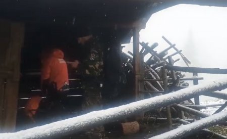 Trei ucraineni au trecut Muntii Maramuresului in Romania si au cerut ajutor din cauza frigului si a ninsorii. Unul a ajuns la o stana: Era in adidasi