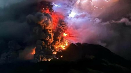 <span style='background:#EDF514'>FULGER</span>e violet in noapte si imagini desprinse parca din alta lume. A erupt vulcanul Ruang: Fugim, oameni buni! FOTO&VIDEO