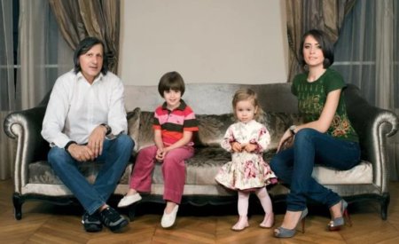Imagini rare cu cei cinci copii ai lui Ilie Nastase. Nathalie, fata cea mare, locuieste in Spania si are aceeasi varsta cu Ioana, actuala lui sotie
