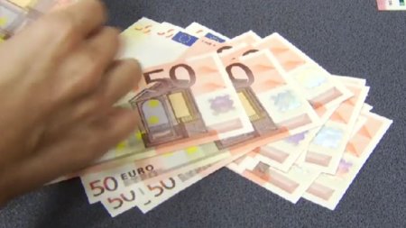 Mai multi romani au cumparat valuta in banc<span style='background:#EDF514'>NOTE</span> de 50 euro, atrasi de cursul avantajos, in Vrancea si Buzau. Ulterior, au regretat