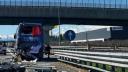 Ac<span style='background:#EDF514'>CIDE</span>nt intre un autocar plin cu romani si un TIR, in Italia. Autostrada A4 Torino-Milano a fost complet blocata