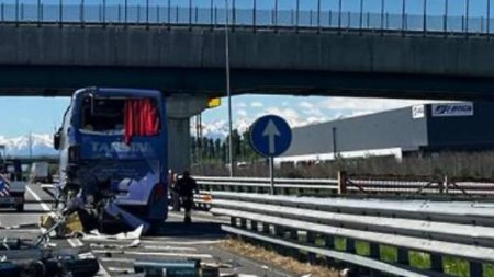 Accident intre un autocar plin cu romani si un TIR, in Italia. Autostrada A4 To<span style='background:#EDF514'>RINO</span>-Milano a fost complet blocata