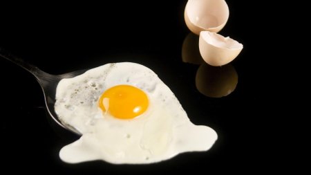 Cate oua putem consuma intr-o saptamana. <span style='background:#EDF514'>BENE</span>ficii si riscuri pentru sanatate