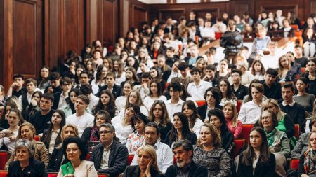 Razvan Stoica aduce vioara Stradivarius in colegiile din Bucuresti, in cadrul proiectului Un Stradivarius in scoli, initiat de Fundatia Culturala Gaudium Animae