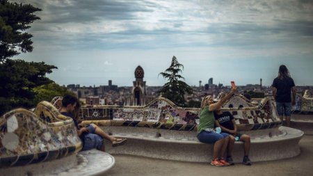 Spaniolii s-au saturat de <span style='background:#EDF514'>TURIST</span>ii care viziteaza faimosul Park Güell al lui Gaudi. Traseul, sters de pe hartile online