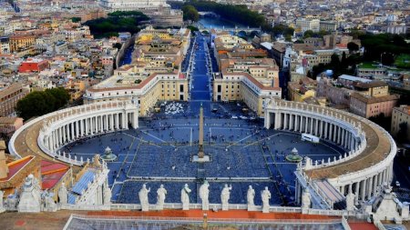 Cel mai cautat fugar american a fost prins in Piata Sf. Petru din Vatican. Venea d<span style='background:#EDF514'>IN MOLDOVA</span> si avea trei cutite la el
