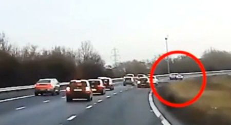 <span style='background:#EDF514'>PEDEAPSA</span> primita de un individ beat care conducea pe autostrada cu 160 km/h: videoclipul politiei