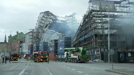Fatada principala a cladirii fostei <span style='background:#EDF514'>BURSE</span> din Copenhaga s-a prabusit in urma incendiului. Momentul a fost filmat