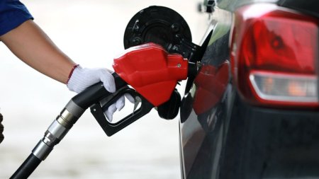 Benzina se scumpeste iar inainte de <span style='background:#EDF514'>WEEKEND</span>. Pretul carburantilor in Romania, astazi, 19 aprilie 2024