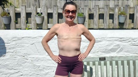 O supravietuitoare a cancerului la san va alerga topless la Marat<span style='background:#EDF514'>ONUL</span> de la Londra. Vrea sa stearga stigmatizarea masectomiei
