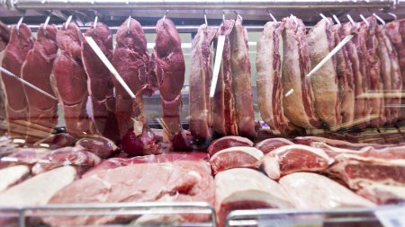 Cum recunoastem carnea alterata: Atunci nu mai trebuie consumata, aia este o carne veche