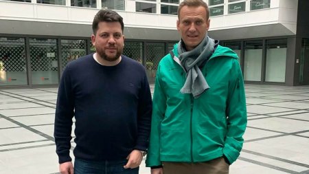 Persoanele care l-ar fi atacat cu un <span style='background:#EDF514'>CIOCA</span>n pe un apropiat al lui Aleksei Navalnii au fost arestate in Polonia