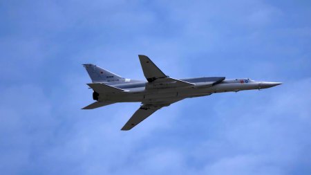 Ucraina a doborat un <span style='background:#EDF514'>BOMBARDIER</span> strategic rusesc Tu-22M3. Supersonicul de 40 mil $ poate transporta arme nucleare VIDEO